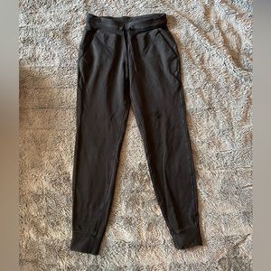 Lululemon jogger size 6.